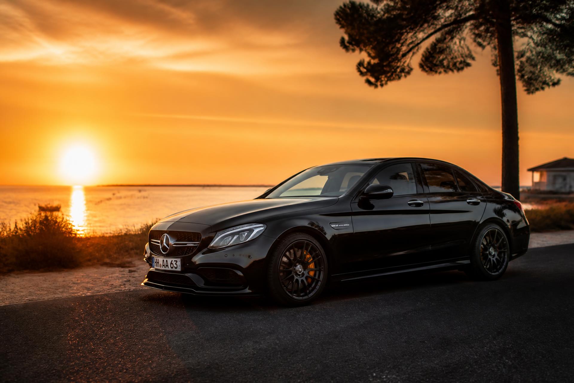 Mercedes Classe C noire au coucher du soleil sur le Bassin d’Arcachon